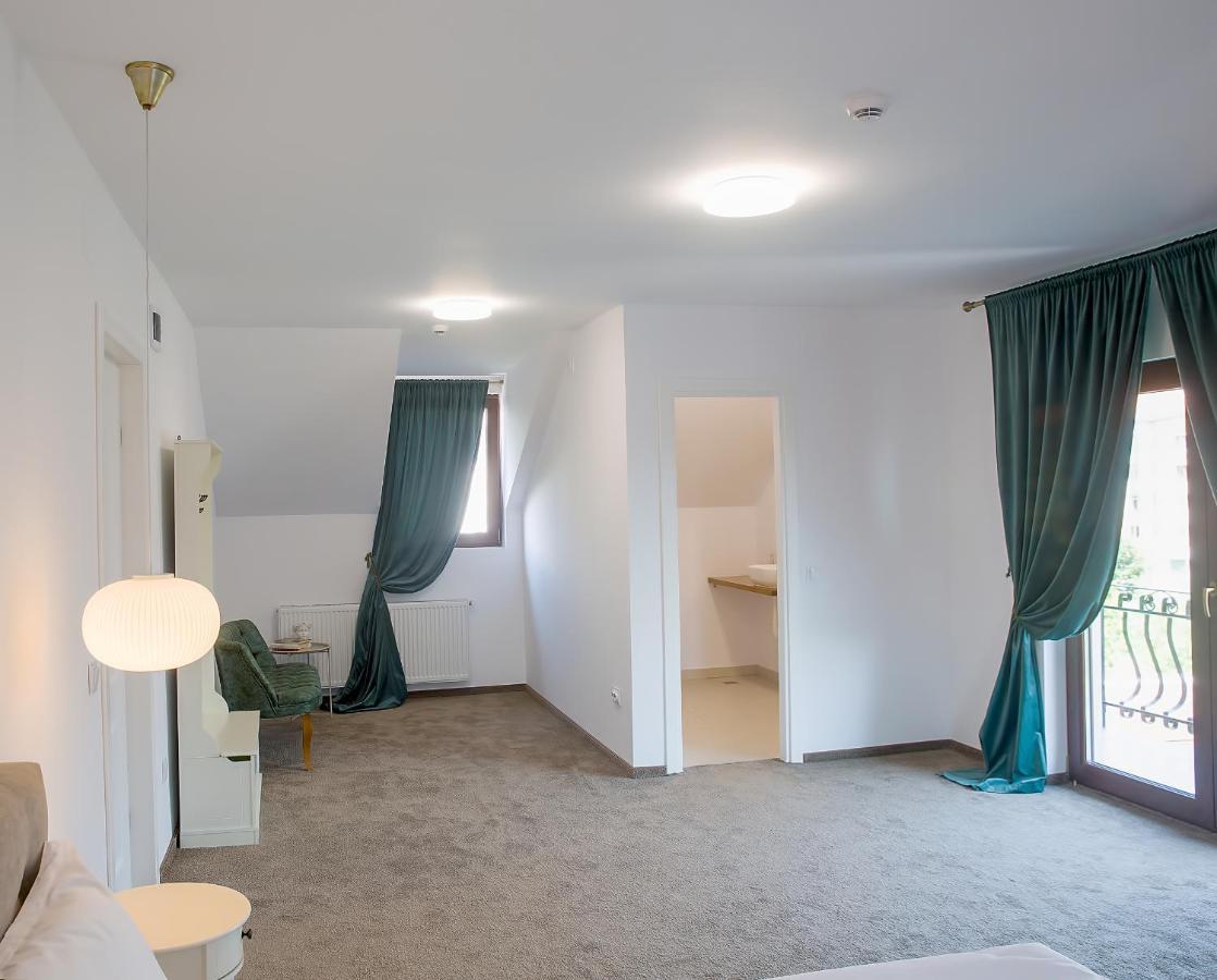 Hotel La Fontaine Hunedoara Zewnętrze zdjęcie