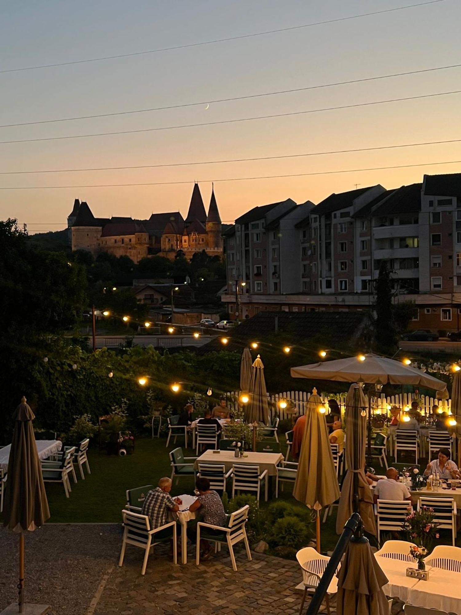 Hotel La Fontaine Hunedoara Zewnętrze zdjęcie